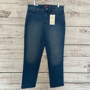 Gloria Vanderbilt Amanda slimming jeans. Size 8(short)